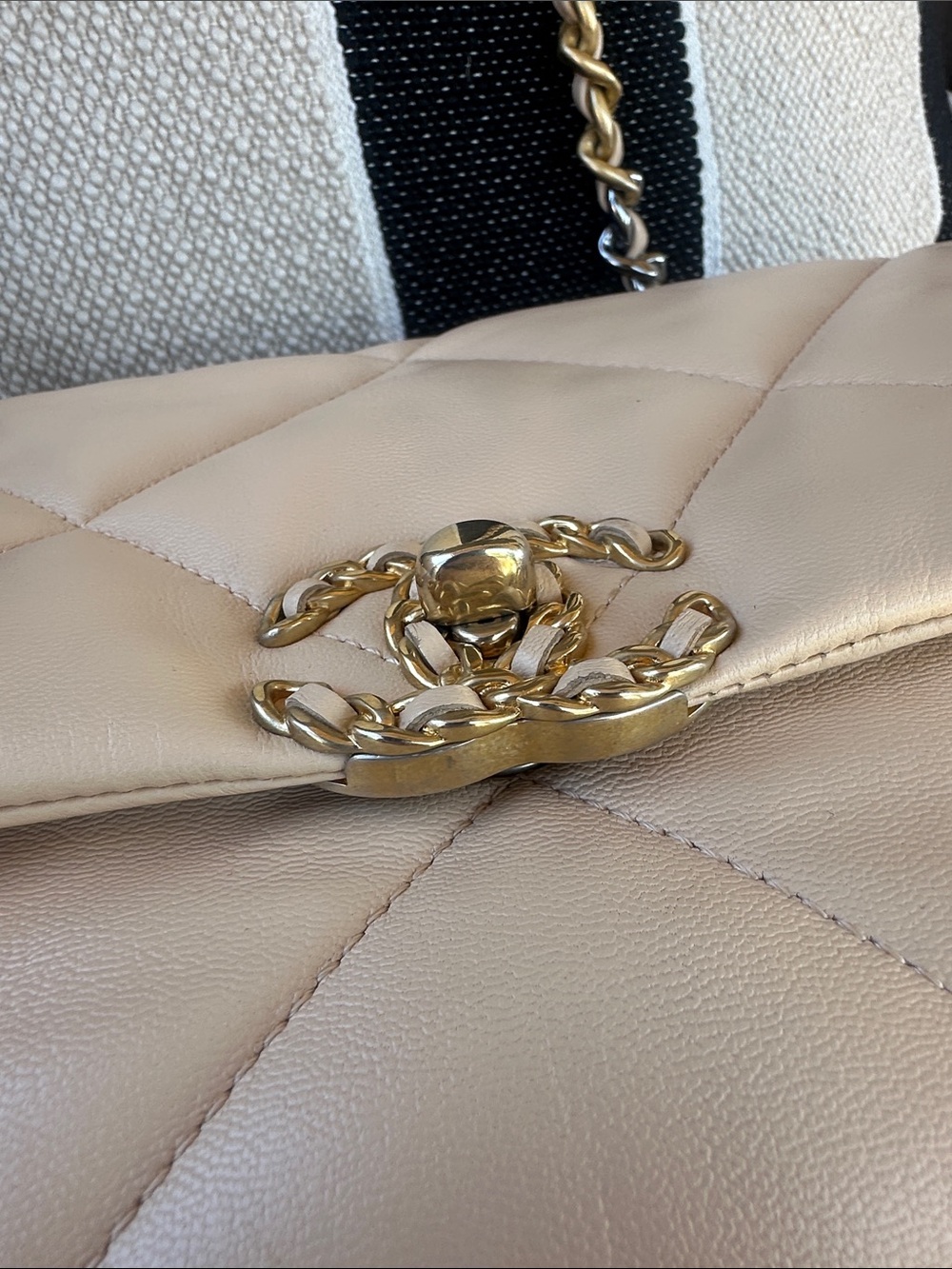 Chanel Large 19 Flap Bag cream Beige Lambskin Mixed Hardware 100% authentic - Picture 12 of 13